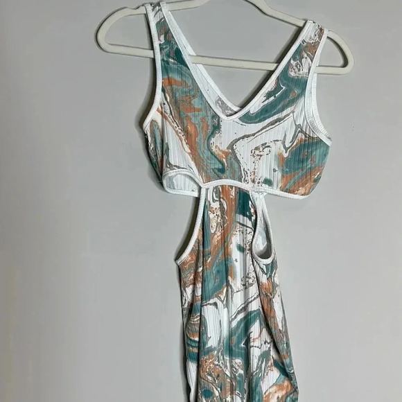 Caution to the Wind Side cut out Dress - Picture 4 of 8